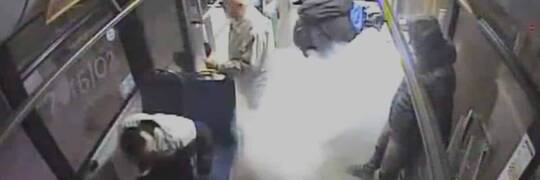 Niebezpieczne zdarzenie w autobusie MPK Wrocław. Monocykl elektryczny uszkodził podłogę i wywołał zadymienie