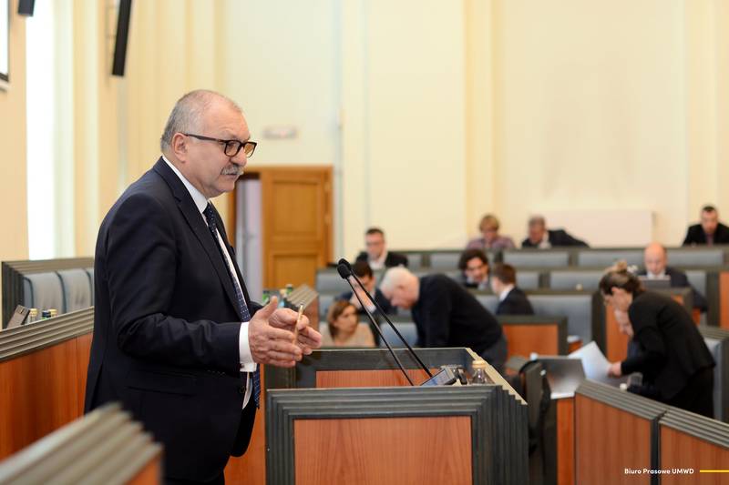 Marszałek Cezary Przybylski na sesji sejmiku / fot. UMWD