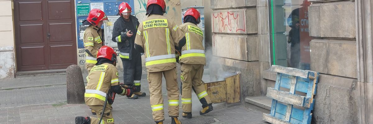 Pożar w skrzynce gazowej na budynku w centrum Wrocławia [ZDJĘCIA]