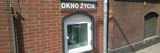 Co za dzicz! Wandale regularnie demolują wrocławskie Okno Życia: skopali ściany, ukradli materacyk
