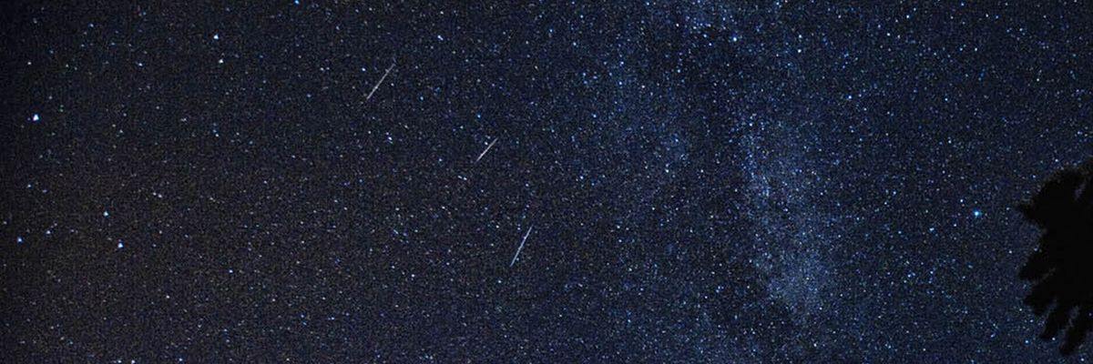 Noc Perseidów 2022. Dziś na niebie można będzie zobaczyć „spadające gwiazdy” [12.08.2022]