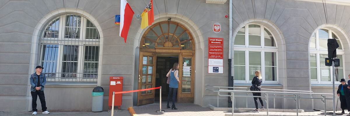 Wrocławscy urzędnicy dostaną podwyżki. 500 zł na zrekompensowanie inflacji