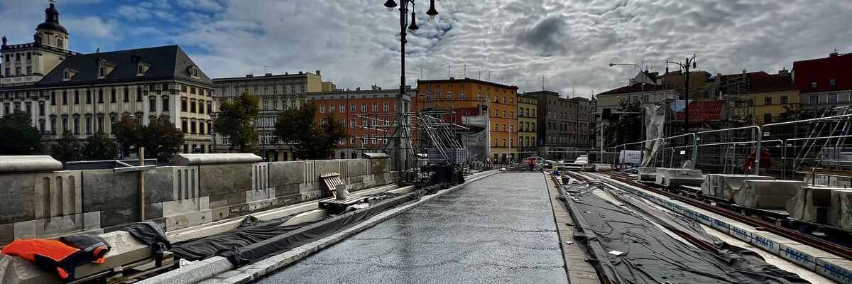 Na moście Pomorskim już leją asfalt. Zobacz najnowsze zdjęcia z budowy [NOWE ZDJĘCIA]