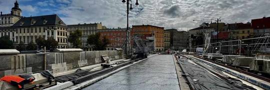 Na moście Pomorskim już leją asfalt. Zobacz najnowsze zdjęcia z budowy [NOWE ZDJĘCIA]