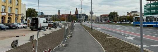 Nowa droga dla rowerów na Legnickiej. Nie muszą już lawirować między samochodami [ZDJĘCIA]