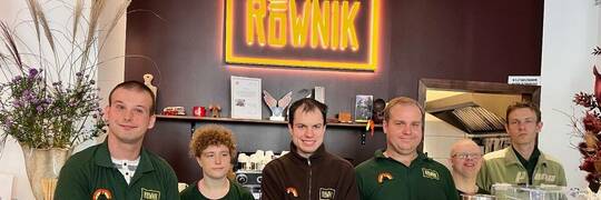 Cafe Równik potrzebuje remontu. To lokal, w którym kelnerami są osoby z niepełnosprawnością intelektualną