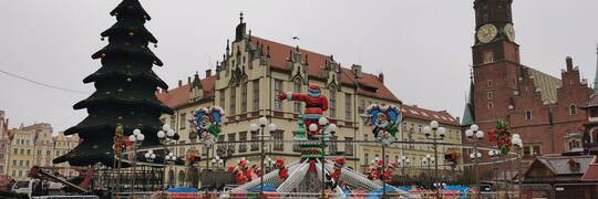 Wrocław już prawie gotowy na Boże Narodzenie. Na Rynku stanęła choinka i Święty Mikołaj [NOWE ZDJĘCIA]
