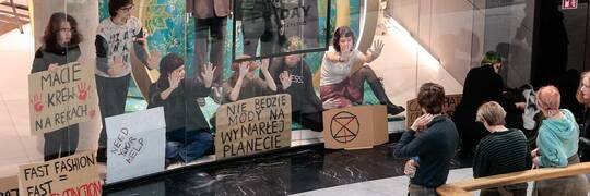 Wrocław: Grupa aktywistów zaprotestowała przeciwko Black Friday [ZDJĘCIA]