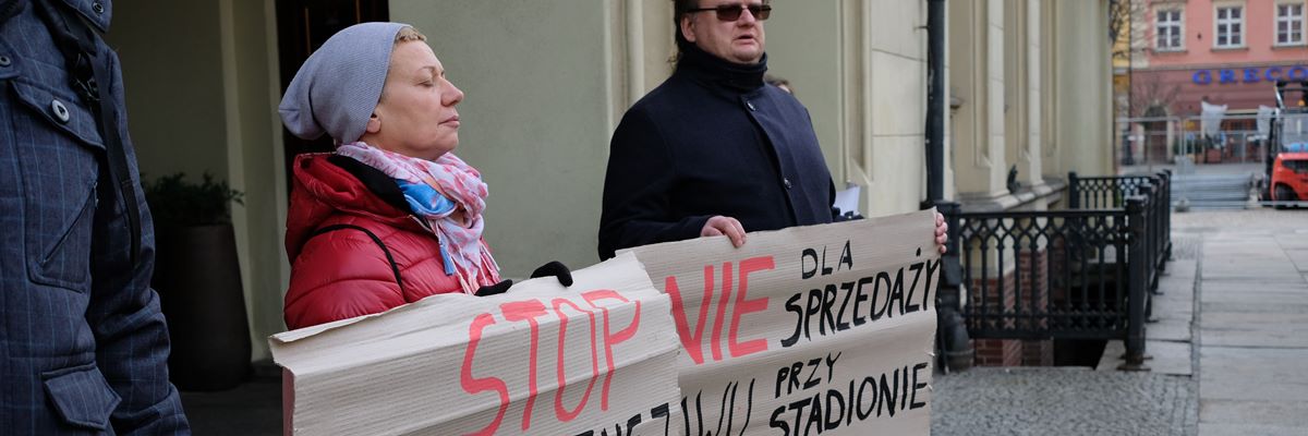 Wrocław: Aktywiści protestują przeciwko sprzedaży „dziury przy stadionie”. Twierdzą, że to użytek ekologiczny