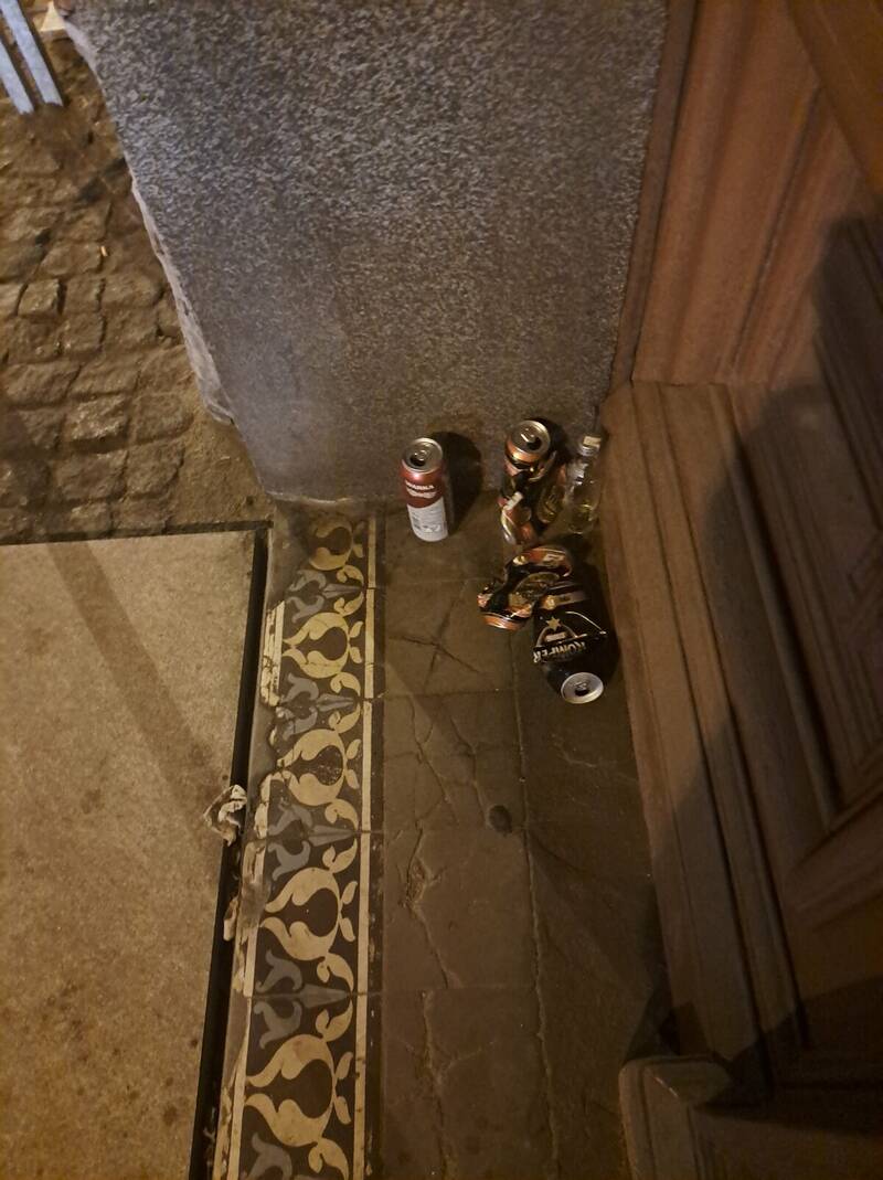 Puszki w bramie są tu normą - skarżą się mieszkańcy z ul. Poniatowskiego / fot. archiwum mieszkańców