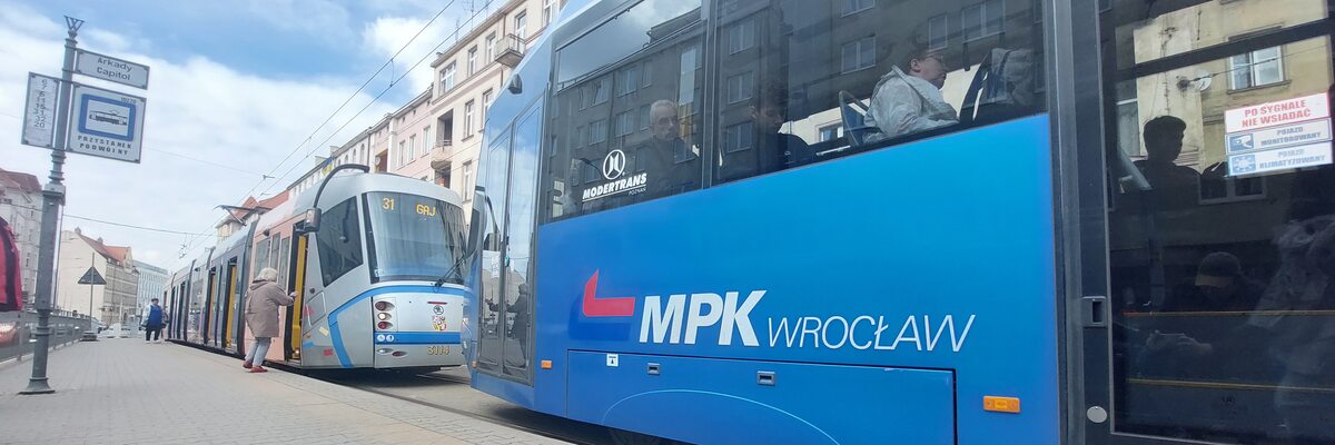 We Wrocławiu z komunikacji miejskiej wciąż korzysta mniej osób niż przed pandemią