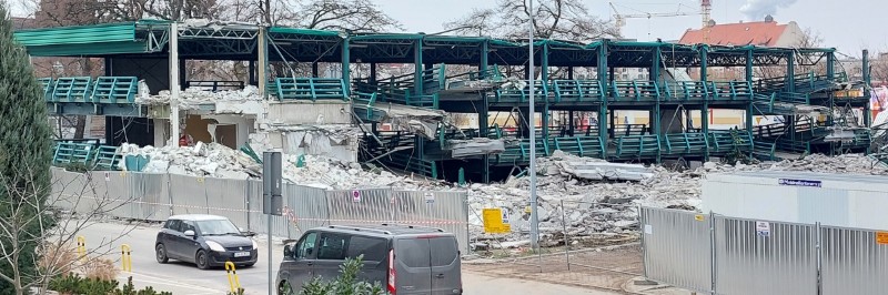 Trwa rozbiórka piętrowego parkingu przy Swobodnej. Wcześniej wyburzono stację paliw [ZDJĘCIA]