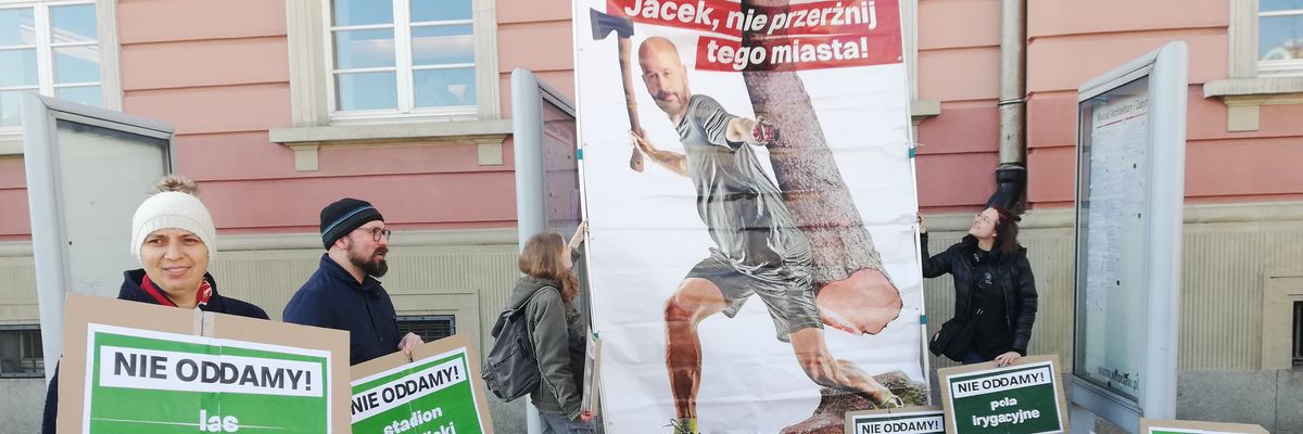 „Jacek, nie przerżnij tego miasta”! We Wrocławiu odbył się protest przeciwko sprzedaży terenów zielonych deweloperom [DUŻO ZDJĘĆ]