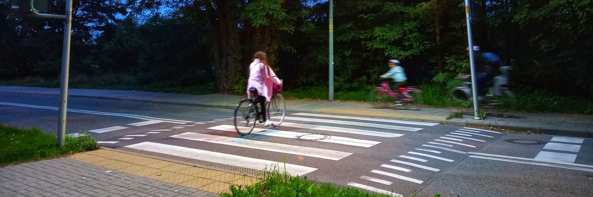 Wrocław: Miasto doświetla przejścia dla pieszych. Tu trwa montaż nowych latarń