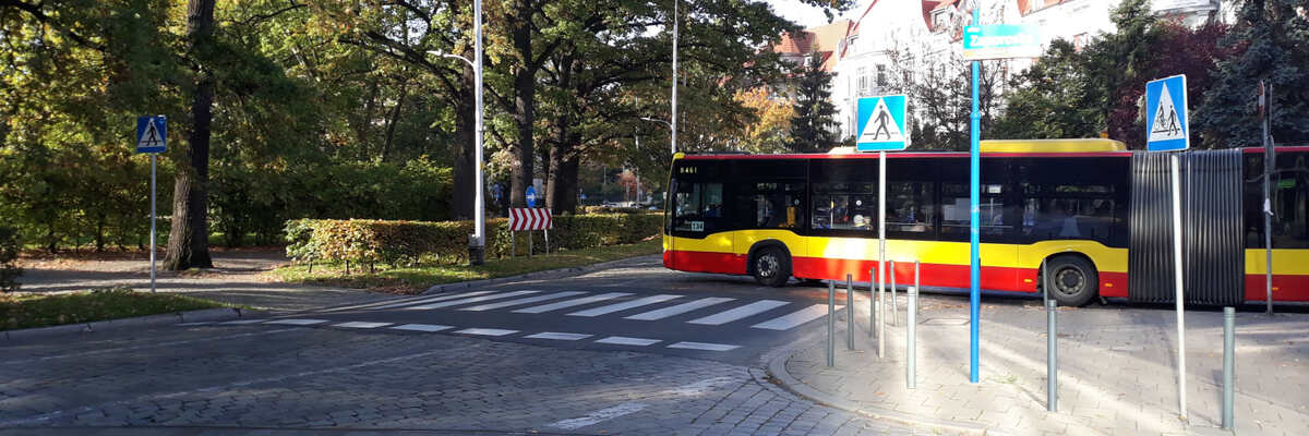Zmiany na Powstańców Śląskich. Rondo przetną dwa wyniesione przejścia dla pieszych [ZDJĘCIA, MAPA]