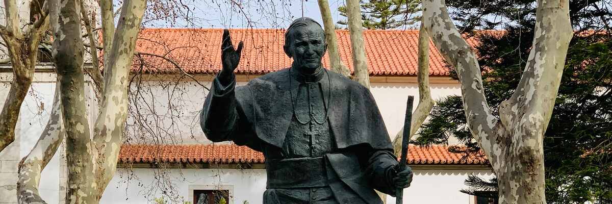 Marsz papieski we Wrocławiu i wspólne śpiewanie "Barki". Tak Wrocław upamiętnieni Jana Pawła II [02.04.2023]