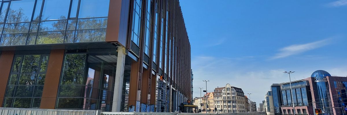 Brama Oławska zmieniła okolicę. Tak się prezentuje następca biurowca PZU [ZDJĘCIA]