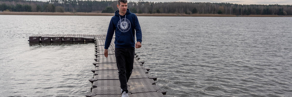 Niebawem start rekordowego triathlonu po Dolnym Śląsku. Wiemy, gdzie Adrian Kostera pokona dystans pływackiej