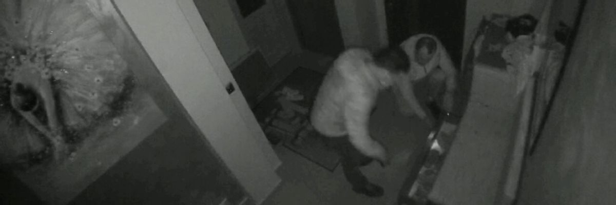 Wrocław: Włamanie w Wielki Piątek. Policja szuka tych mężczyzn [WIDEO Z MONITORINGU]