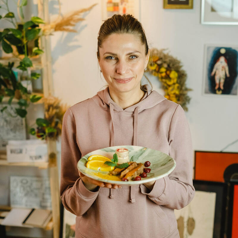 Powoli: falafel z salą ze słodkich pomidorów i ognistym sosem z pieczonej papryki + domowa lemoniada / fot. Ola Kaszubowska