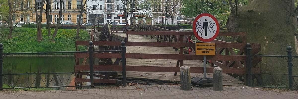 Wreszcie naprawią kładkę nad fosą. 10 miesięcy temu zniszczyło ją powalone drzewo