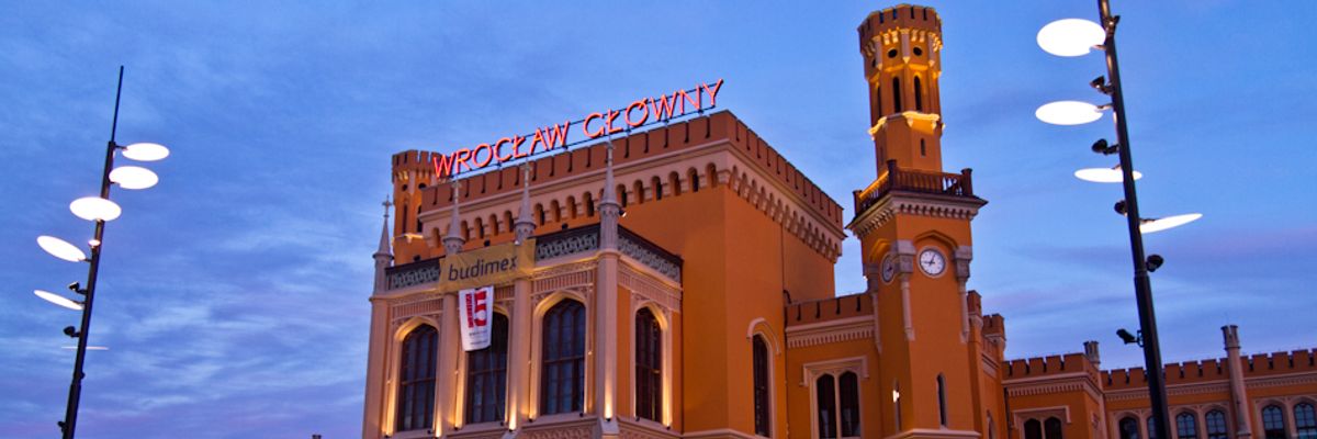 Wrocław: 42-latek obrzucił radiowóz kamieniami. O dziwo był trzeźwy [ZDJĘCIA]