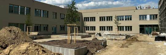 Nowa szkoła przy Asfaltowej ma być gotowa na wrzesień. Są już pierwsze sale i plac zabaw [ZDJĘCIA]