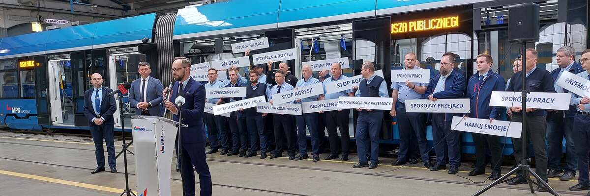 Motorniczowie i kierowcy będą traktowani jak funkcjonariusze publiczni. Ustawa odpowiedzią na falę agresji