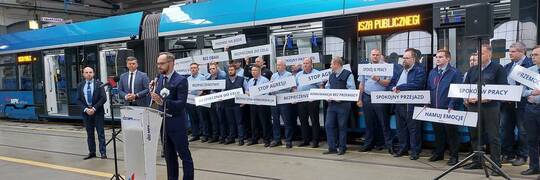 Motorniczowie i kierowcy będą traktowani jak funkcjonariusze publiczni. Ustawa odpowiedzią na falę agresji