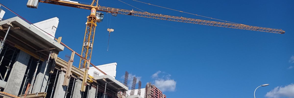 Rusza budowa dźwigu na Różance. Zamkną ulicę dla samochodów i pieszych