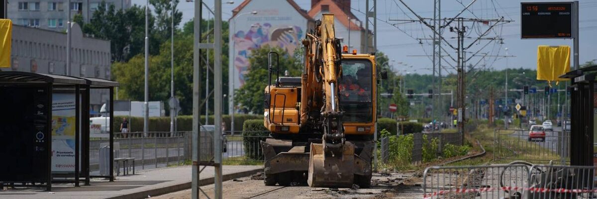 Ruszył wielki remont na Legnickiej. Już zerwali część torowiska [ZDJĘCIA]