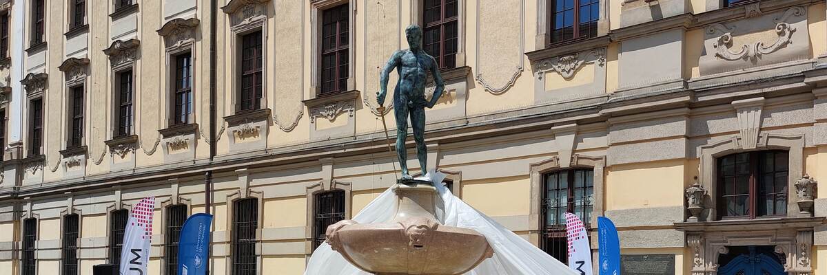Dzień po otwarciu Szermierz nie ma już szpady. Sprawca będzie tłumaczył się na Trzemeskiej
