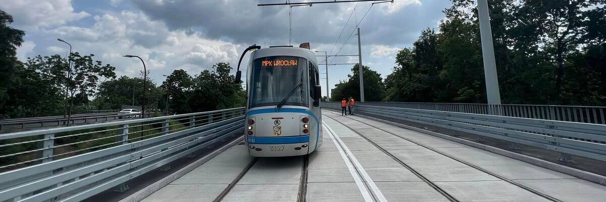 TAT na Nowy Dwór. Pierwszy tramwaj już wjechał na nowy odcinek [ZDJĘCIA]