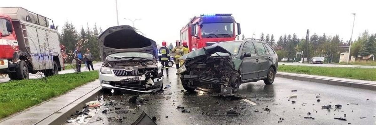 Utrudnienia na wjeździe do Wrocławia. Dwa roztrzaskane samochody na Buforowej [ZDJĘCIA]