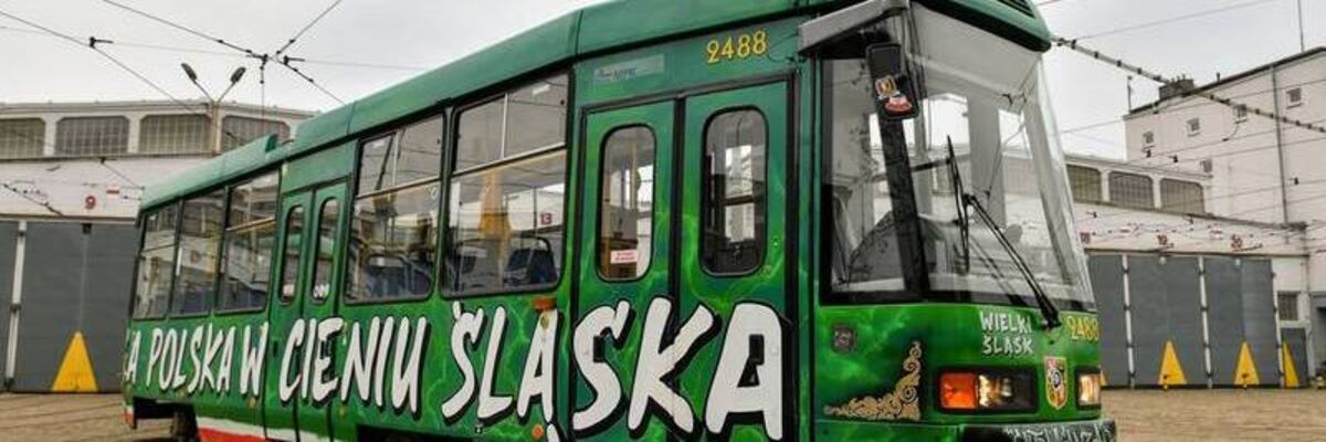 Przez Wrocław przejedzie specjalny tramwaj Śląska. Zamiast kontrolować, będą w nim rozdawać bilety na mecze [TRASA, ROZKŁAD JAZDY]