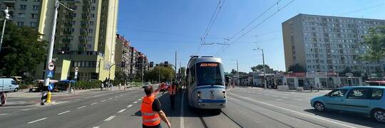 Tramwaje na Nowy Dwór. Pierwszy dojechał już na słynną „krzyżówkę” [ZDJĘCIA]
