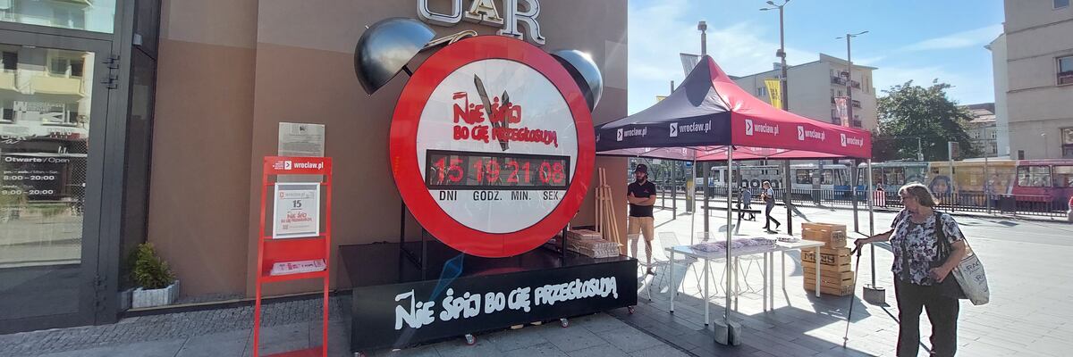 Wrocław kolejnym miastem, w którym stanął gigantyczny budzik. Odlicza czas do wyborów [ZDJĘCIA]