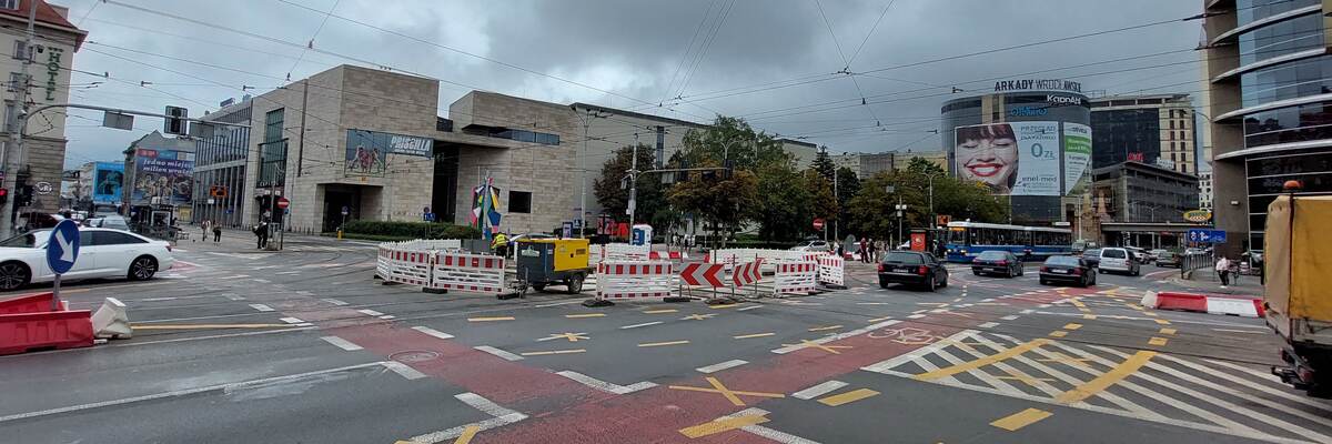Wrocław: Koniec uciążliwego remontu. Tramwaje wracają na Powstańców Śląskich [ZMIANY TRAS MPK]