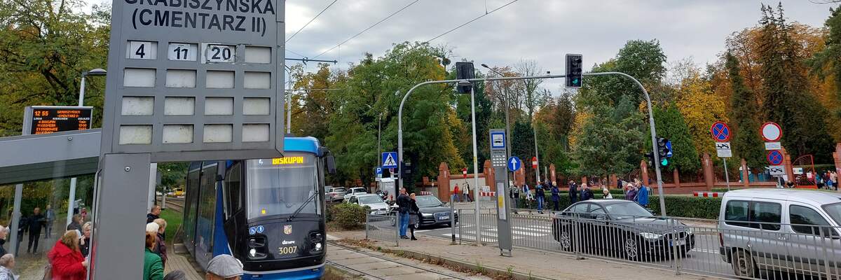 Wrocław: MPK na cmentarze. Tramwaje dojedziemy pod samą bramę cmentarzy Osobowickiego i Grabiszyńskiego [LINIE SPECJALNE MPK WROCŁAW 2023]