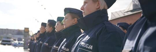Wrocław: 60 nowych policjantów złożyło ślubowanie. Wiemy, na jaką pensję mogą liczyć [ZDJĘCIA]
