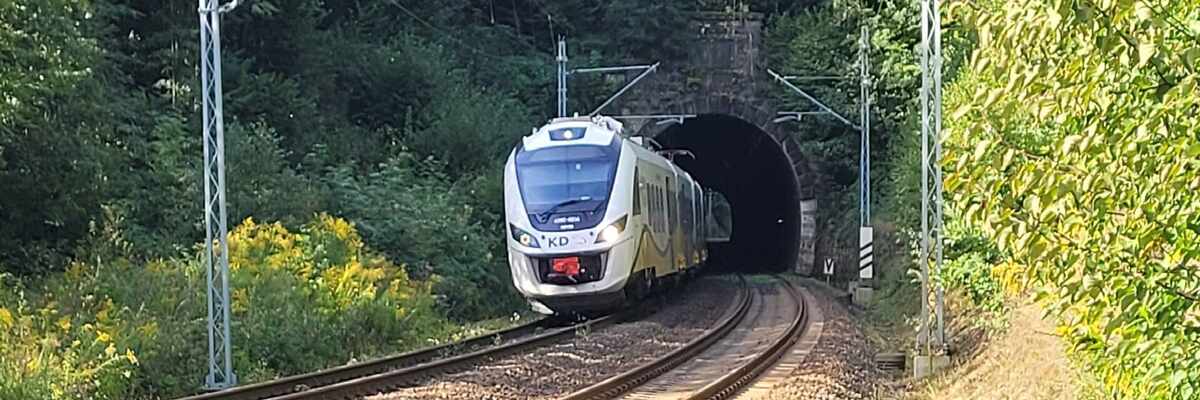 PKP wydrążyło tunel pod Wzgórzami Dziwiszowskimi. Inwestycja przyspieszy podróż z Wrocławia do Jeleniej Góry