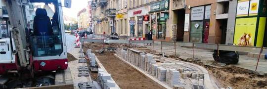 Pieszo-rowerowa przebudowa na Jedności Narodowej postępuje [ZDJĘCIA Z BUDOWY]