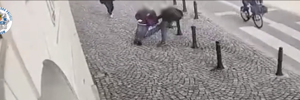 Brutalny atak we Wrocławiu. Chuligan bez powodu kopnął starszą kobietę [WIDEO Z MONITORINGU]