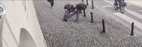 Brutalny atak we Wrocławiu. Chuligan bez powodu kopnął starszą kobietę [WIDEO Z MONITORINGU]
