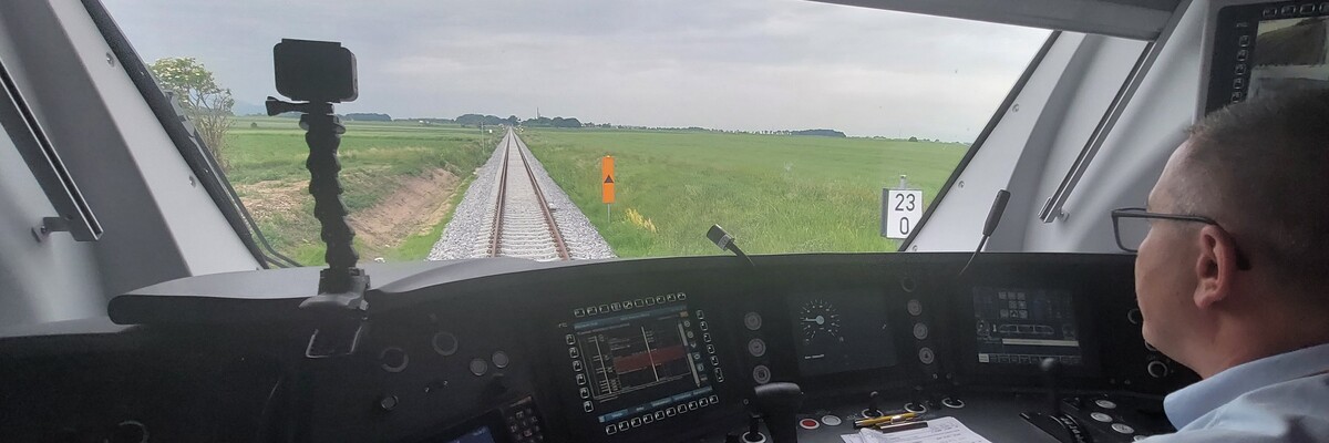 Kolizja na przejeździe kolejowym pod Wrocławiem. Były utrudnienia na trasie Wrocław - Sobótka