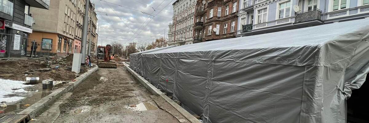 Wrocław: Na Pomorskiej stanęły ogromne namioty. Po co? [ZDJĘCIA]