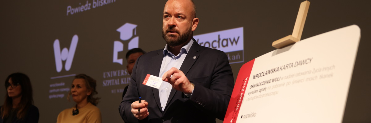 Jacek Sutryk podpisał kartę dawcy organów. Zachęca do tego wszystkich wrocławian