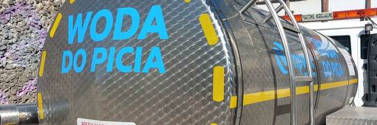 Duża awaria wodociągowa we Wrocławiu. Woda wylała się na ulicę, MPWiK podstawiło beczkowóz dla mieszkańców
