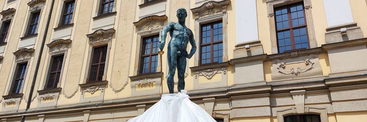 Szpada wrocławskiego Szermierza może być Twoja. I to bez zarzutu o kradzież