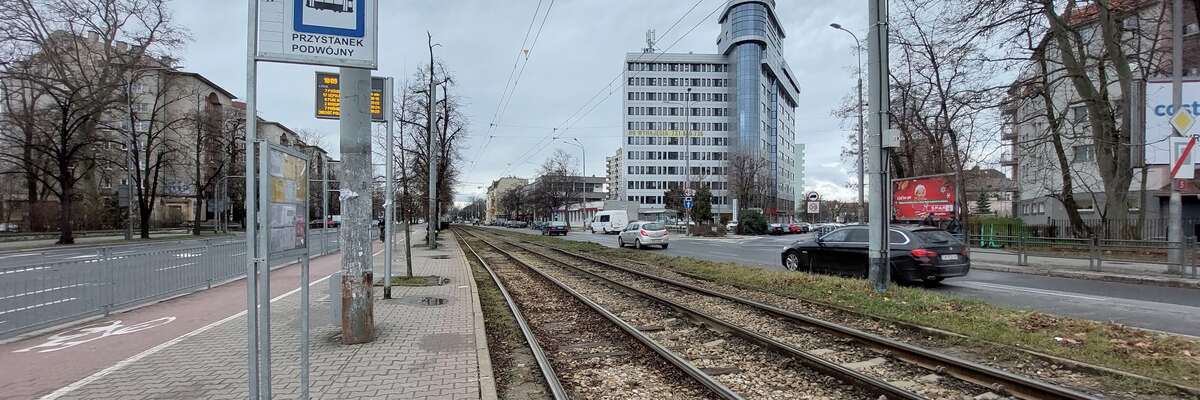 Wrocław: 78-latek w samej piżamie spacerował środkiem torowiska